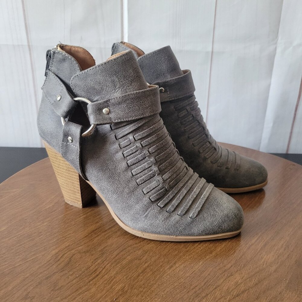 Buckle Qupid Nixon Shoe, Sz 7, Gray, Heeled Ankle Booties, Vegan Leather Ankle
